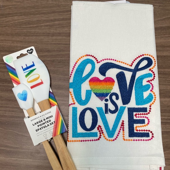 Nicole Miller Other - ❤️⭐️Kitchen Towel Love with set spatulas NWT